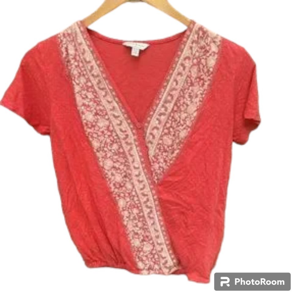 Lucky Brand Coral Polka Dot and Embroidered wrap style V Neck shirt sz‎ XS